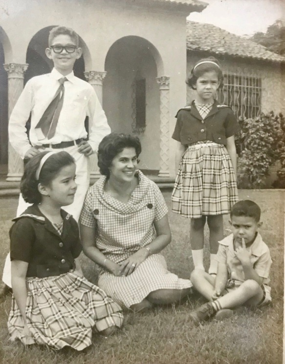 Violeta Barrios con sus hijos en la Colonia Dambach, en Managua, Pedro Joaquín, Cristiana, atrás. Claudia Lucía y Carlos Fernando, adelante. LA PRENSA/Cortesía