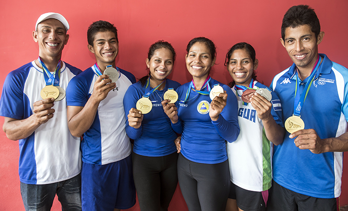 Los miembros de la selección nacional de remo en su participación en los Juegos Centroamericanos, en los cuales obtuvieron cinco medallas de oro, cuatro de plata y una de bronce. LA PRENSA/ ÓSCAR NAVARRETE