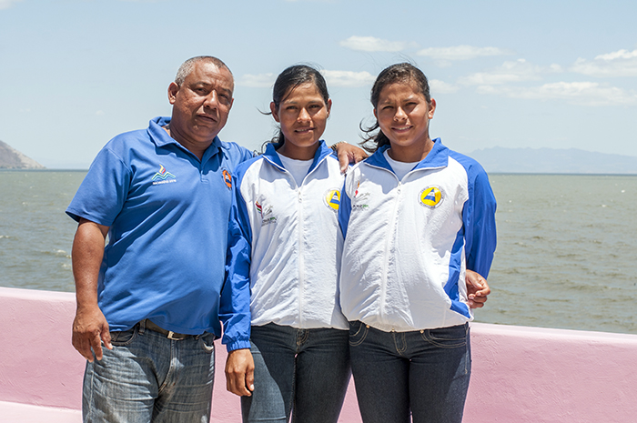 De izquierda a derecha: Marvin Álvarez, entrenador de la Selección Nacional de Remo, junto a Ana y Evidelia Vanegas. La Prensa/ Douglas Lopez