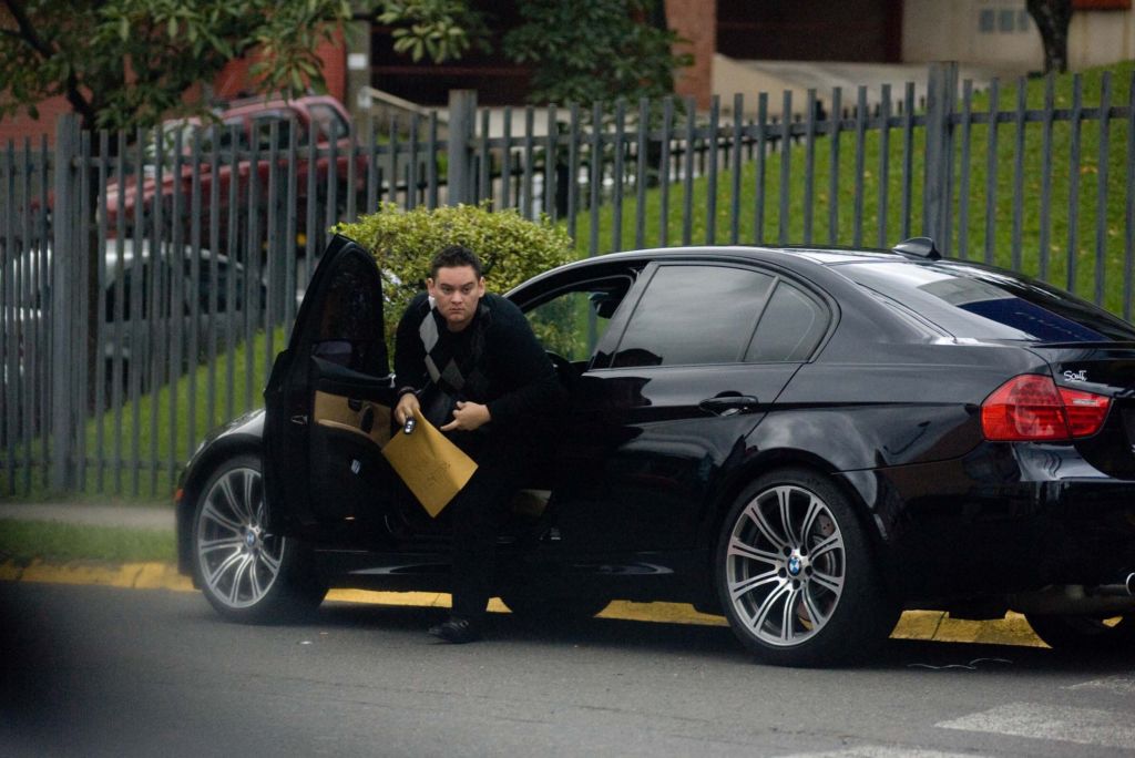 Roberto Rivas Delgado, hijo del magistrado acusado, sale del BMW M3 diplomático exonerado de impuestos. Él no hacía parte de la legación diplomática para usarlo. LA PRENSA / CORTESÍA DE LA NACIÓN