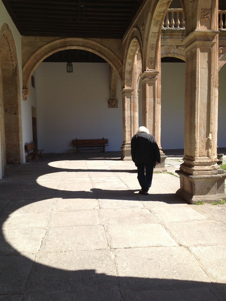 El poeta Ernesto Cardenal en la Universidad de Salamanca, vestido de gris camina encorvado por el tiempo. Foto del 14 de mayo del 2013. LA PRENSA/Cortesía/Luz Marina Acosta