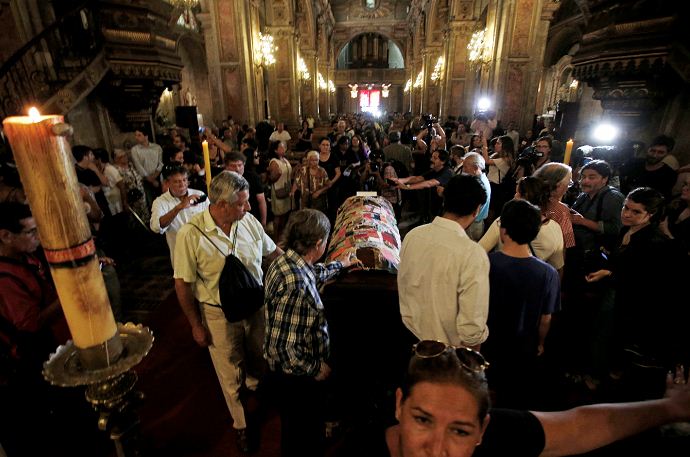 La gente rinde sus últimos respetos al poeta chileno Nicanor Parra durante un servicio conmemorativo en la Catedral de Santiago, Chile. LA PRENSA/AP Photo / Luis Hidalgo