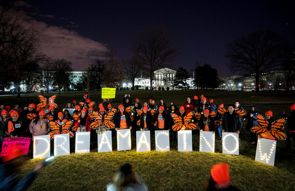 Los partidarios de Dreamers y DACA (acción diferida para llegadas infantiles) se reúnen fuera del capitolio de los EE. UU. LAPRENSA/EFE