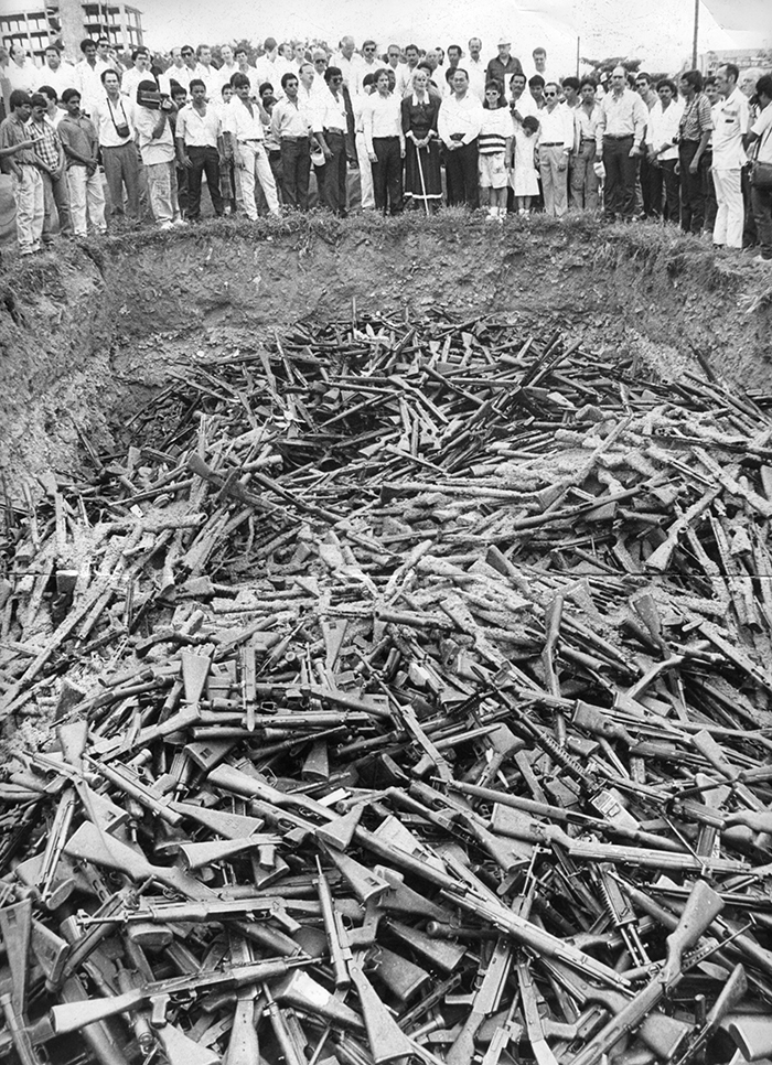Parte de las armas que entregó la Contra durante el desarme y desarticulación de 1990 fueron enterradas en el Parque de La Paz, en Managua. En la imagen, se ve a la presidenta Violeta Barrios durante el acto donde se enterraron las armas. Esta foto fue tomada el 28 de septiembre de 1990. LA PRENSA / Archivo