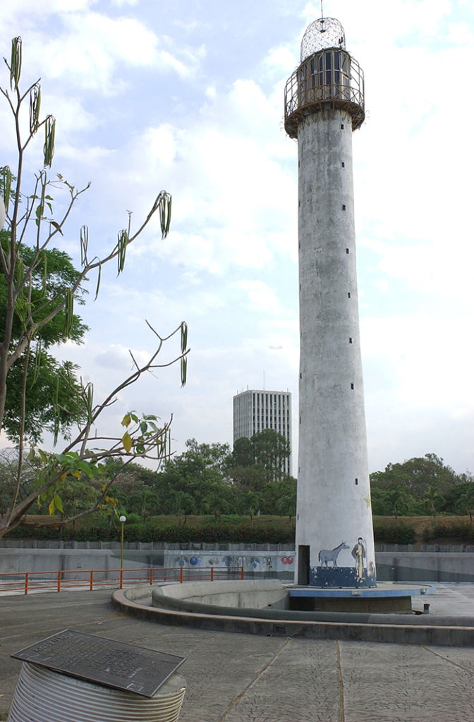 A la par del sitio donde se enterraron las armas, en el Parque de la Paz, se construyó un faro que durante años se conoció como el Faro de la Paz. Este fue demolido en el 2014 por el gobierno de Daniel Ortega, cuando se amplió el parque Luis Alfonso Velásquez Flores. LA PRENSA/ ARCHIVO