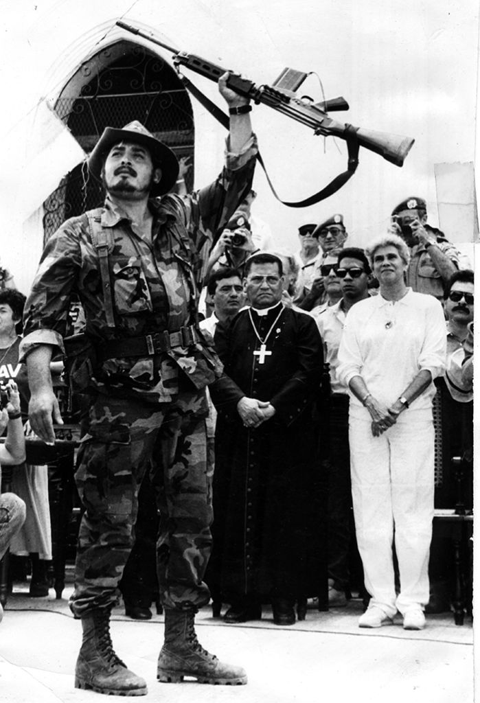 Momento en que el jefe del estado mayor de la Resistencia Nicaragüense, Israel Galeano Cornejo, conocido como el Comandante Franklin, entrega sus armas en el atrio de una iglesia en San Pedro de Lóvago, Chontales. Este acto marcó el inicio del desarme de la Contra en Nicaragua. LA PRENSA/ ARCHIVO.