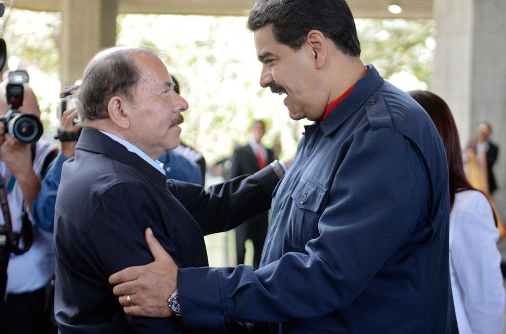 Daniel Ortega (i) saluda a Nicolás Maduro (d). LA PRENSA / Archivo.