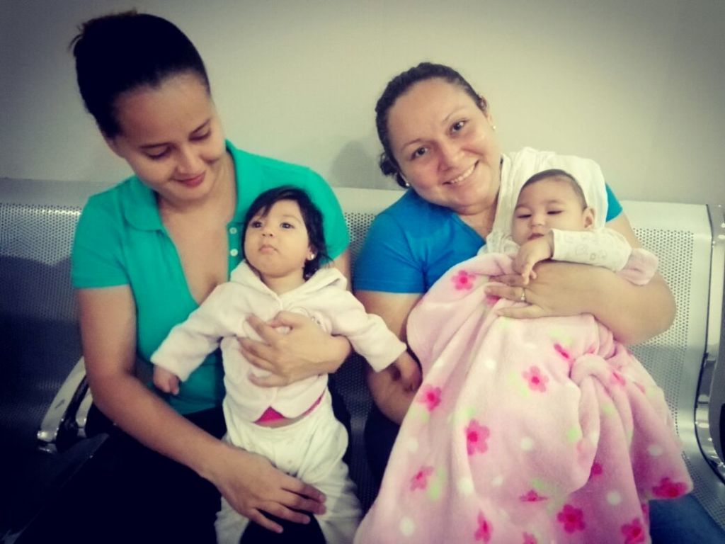 Marianela Caldera y Maryuri Flores se conocieron en un grupo de ayuda en Facebook para las madres que tuvieron hijos con microcefalia a causa del zika. LA PRENSA/ CORTESÍA