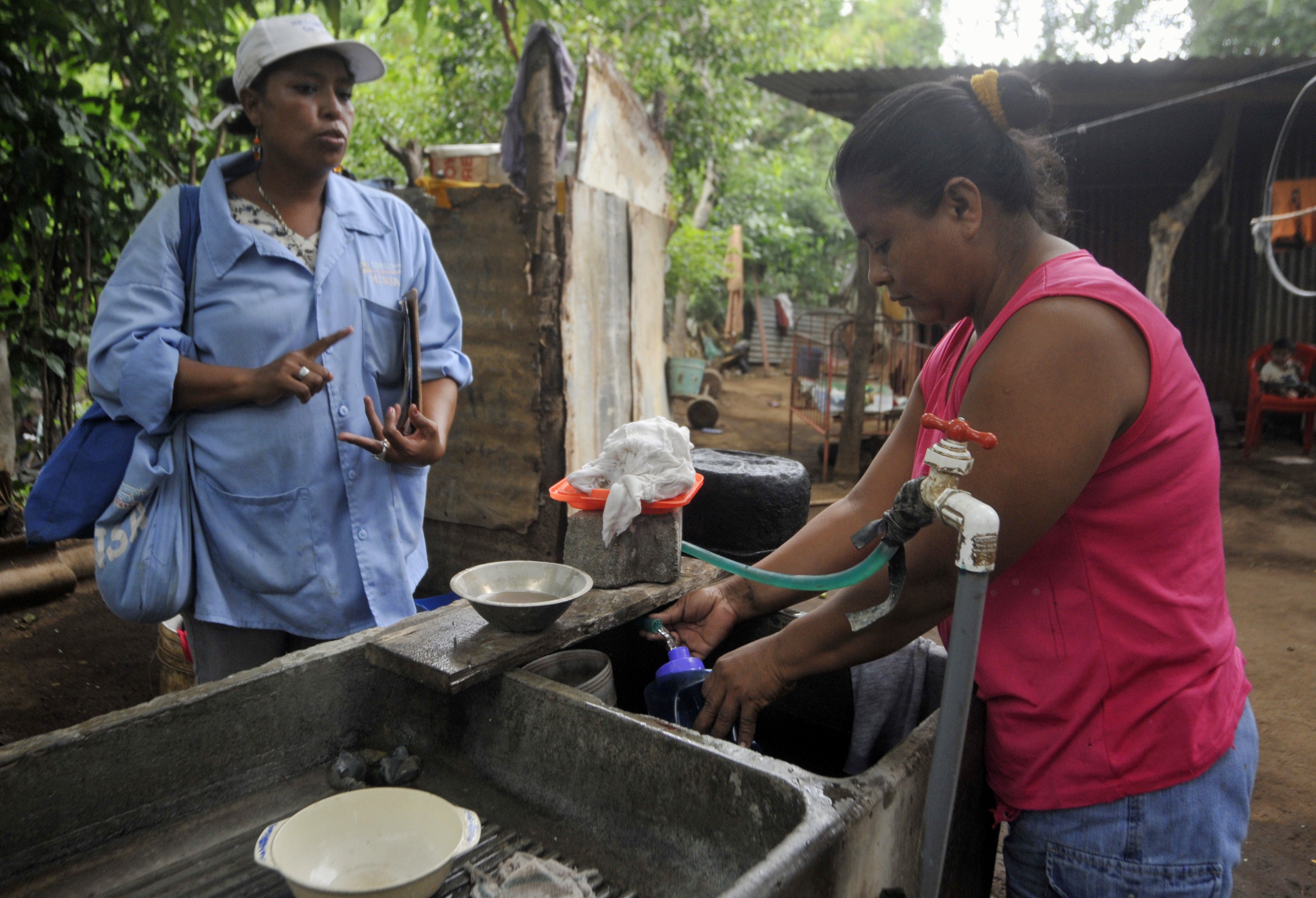 Las campañas de fumigación y abatización han disminuido enfermedades como dengue y chikungunya; sin embargo, prevalecen epidemias de origen parasitario. LA PRENSA/ARCHIVO