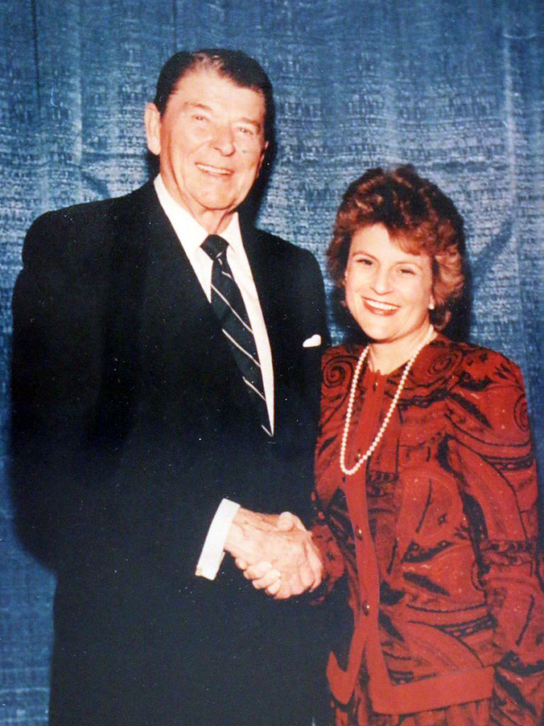 La congresista compartió esta foto junto al presidente Ronald Reagan (1981-1989) y escribió que fue una de las personas más calurosas y amables que conoció. LA PRENSA / Twitter de Ros-Lehtinen.