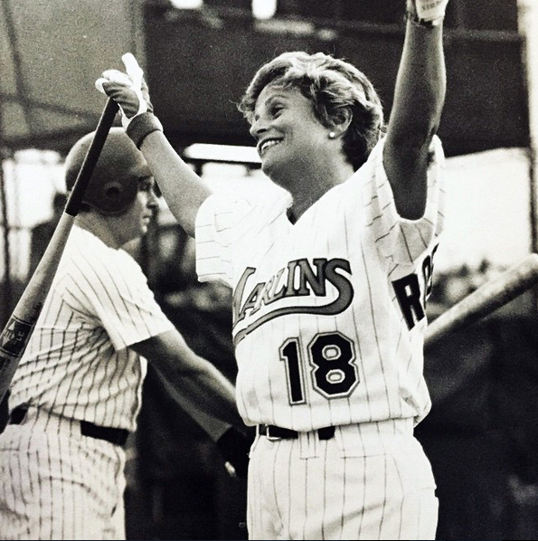 Ileana Ros Lehtinen jugando softball en Florida con otros congresistas. LA PRENSA / Instagram de Ros-Lehtinen.