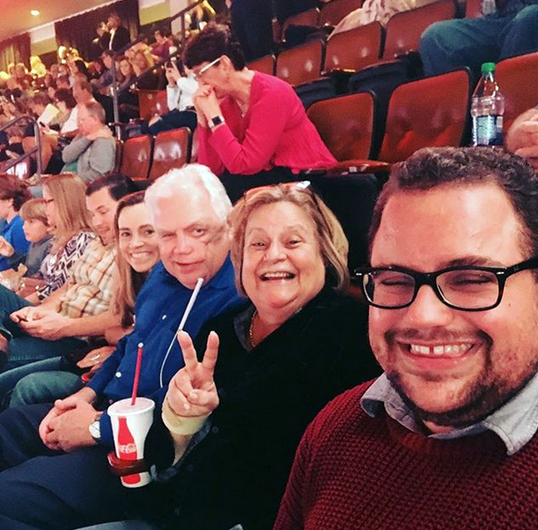 La familia Ros-Lehtinen en un concierto de Billy Joel. En el primer plano, su hijo transgénero Rodrigo. LA PRENSA / Instagram de Ros-Lehtinen