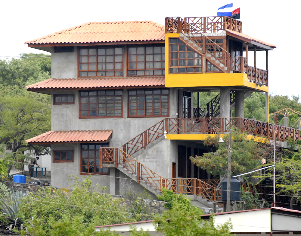 Se sabe que en 2009 esta propiedad de tres pisos cercana al balneario El Tránsito pertenecía a Chico López. LA PRENSA / René Ortega