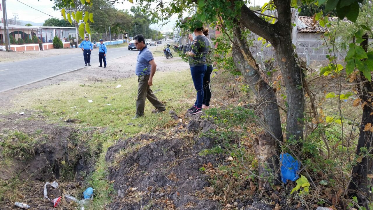 Una joven perdió la vida cuando la moto en la que iba como pasajera se estrelló contra un árbol. LA PRENSA/ ROBERTO MORA