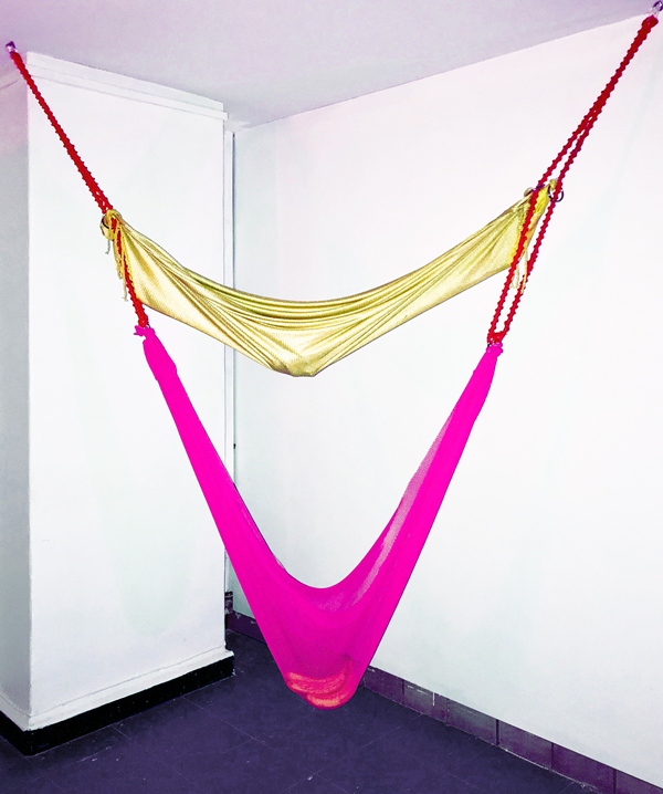 Banana Hammocks, instalación de Stina Puotinen