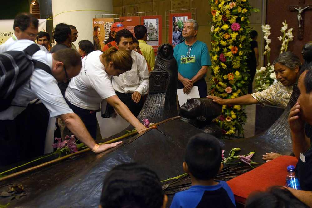 Miles de feligreses acuden a la “Parroquia de Abajo” de la Catedral Metropolitana de San Salvador para tocar la tumba de monseñor Romero. LA PRENSA / Agencias