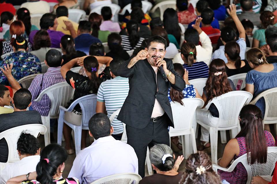 Pastor Omar Duarte, predica en un culto en la Iglesia Ríos de Agua Viva