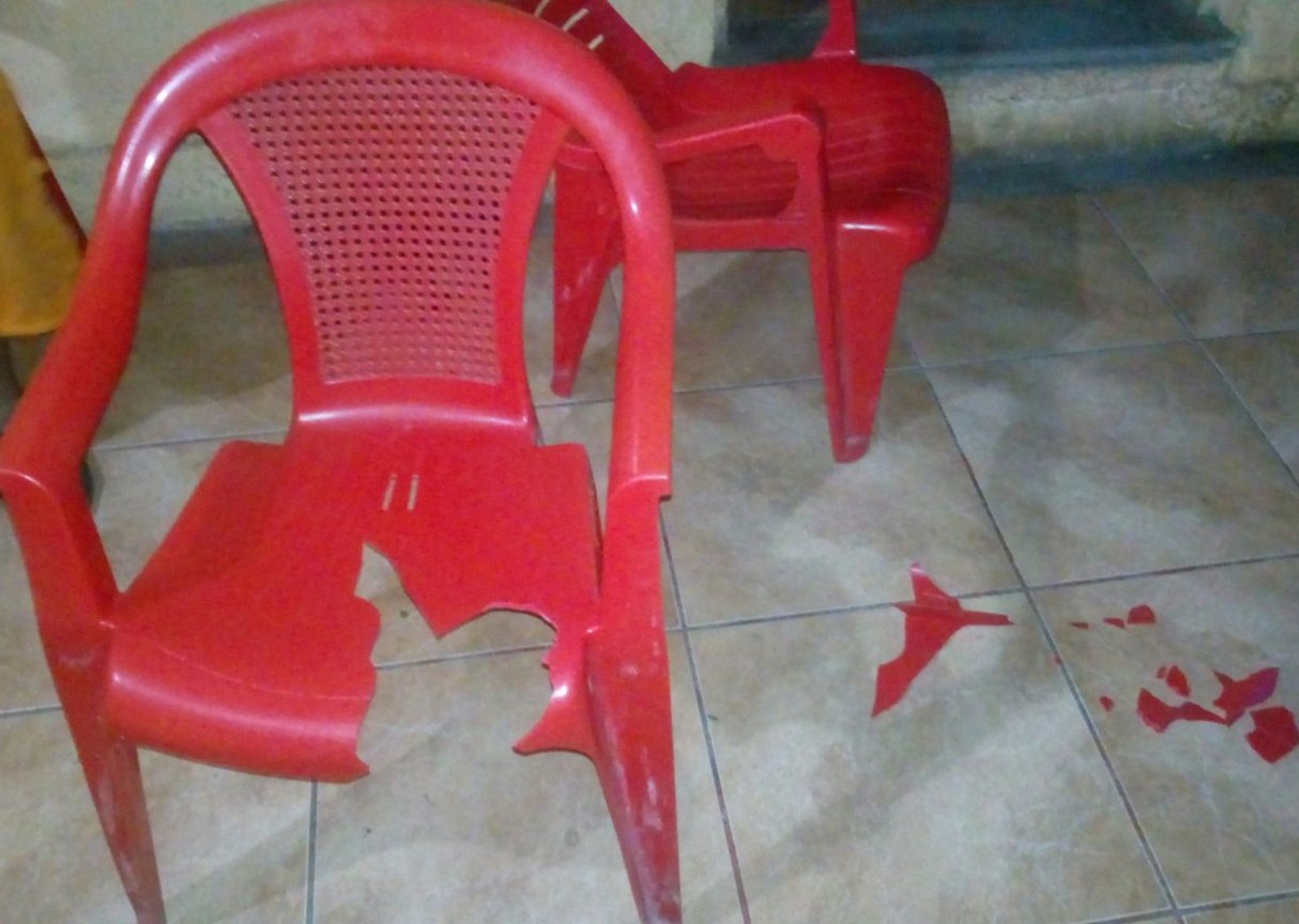 Así quedó la silla plástica con que fue agredido físicamente en su casa José Arturo Godoy Hernández, quien denunció como su agresor al exalcalde sandinista. LA PRENSA/ William Aragón