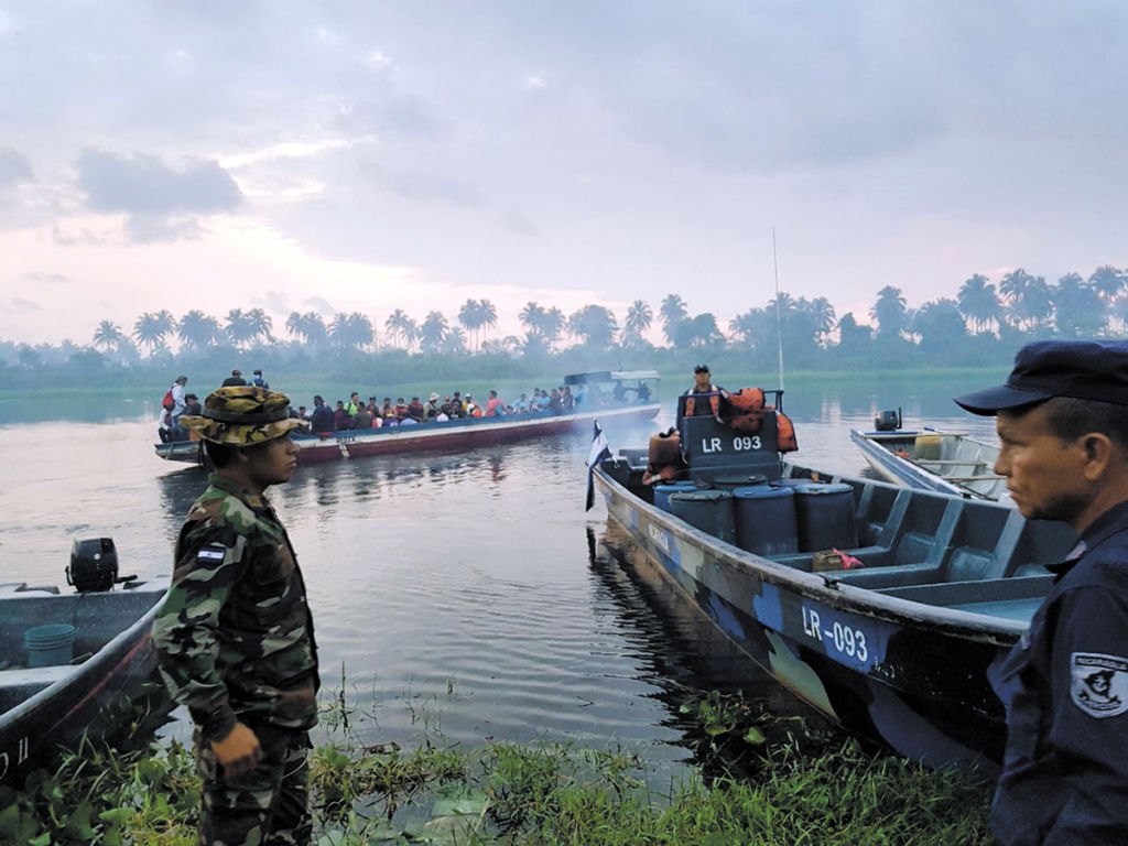 Miembros del Ejército se trasladaron a la zona afectada por el incendio con equipo especial para atender el siniestro. LA PRENSA/Cortesía del Ejército de Nicaragua