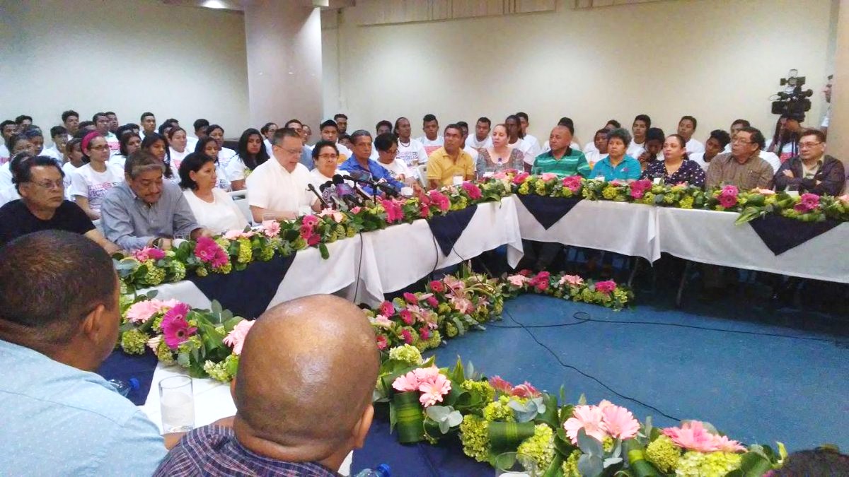 El presidente del INSS, Roberto López, anunció las reformas rodeado de sindicalistas afines al gobierno sandinista. LA PRENSA/ Tomada de Canal 4