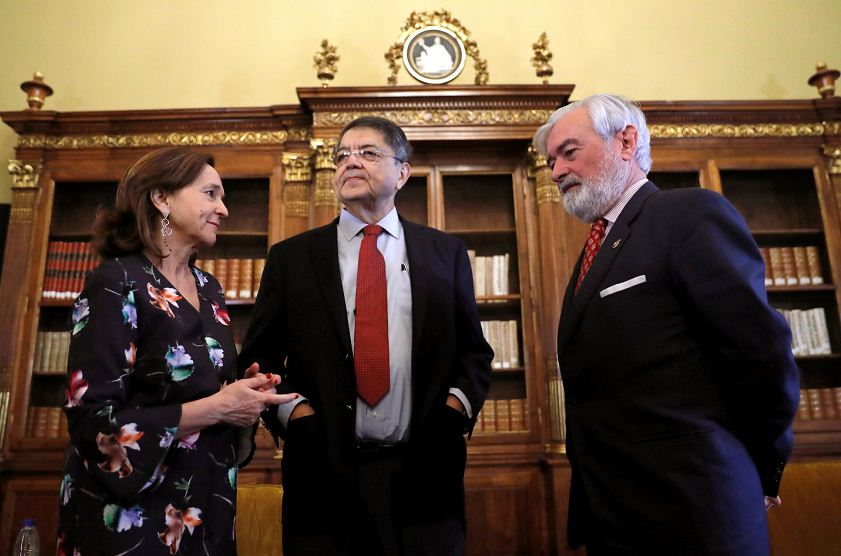Sergio Ramírez, junto a la directora de la Biblioteca Nacional de España, Ana Santos Aramburo, y el director de la Real Academia Española (RAE), Darío Villanueva. LA PRENSA/EFE/ Juan Carlos Hidalgo