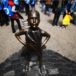 La famosa estatua de la niña sin miedo se moverá al frente de la Bolsa de Nueva York La famosa estatua de la niña sin miedo se moverá al frente de la Bolsa de Nueva York
