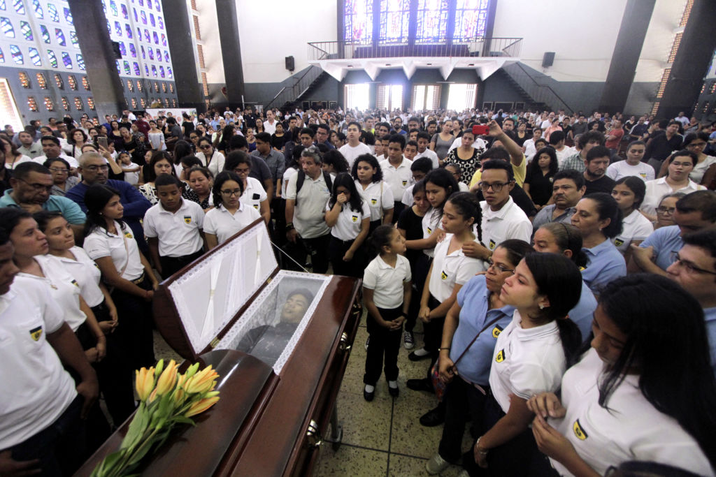 Familiares y compañeros de clase del Instituto Loyola despiden a Álvaro Conrado en una misa de cuerpo presente. LA PRENSA/AFP
