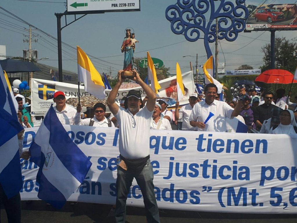 Otro grupo de personas partía desde la rotonda Cristo Rey de Managua con el mismo rumbo. LA PRENSA/L.ALVAREZ