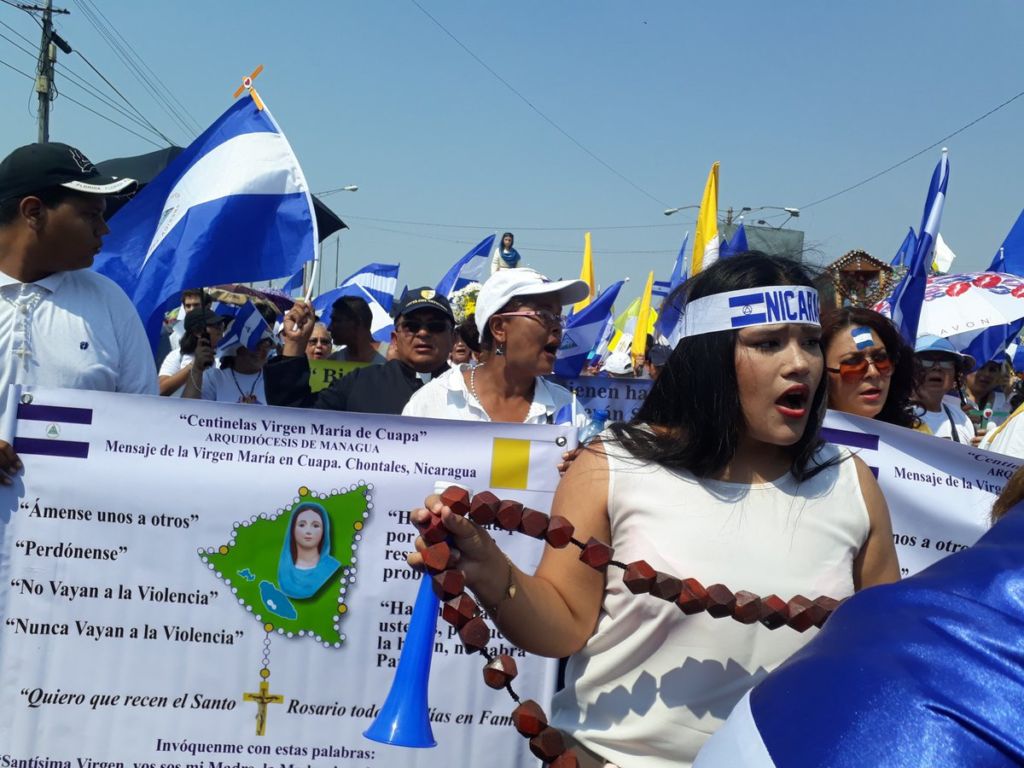 Otro grupo de personas partía desde la rotonda Cristo Rey de Managua con el mismo rumbo. LA PRENSA/L.ALVAREZ