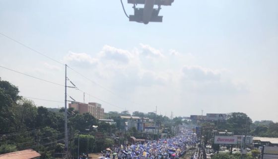 Los manifestantes partieron de tres puntos hacia la Catedral Metropolitana: la rotonda Cristo Rey, el colegio Teresiano y la rotonda El Periodista. LA PRENSA / Cortesía