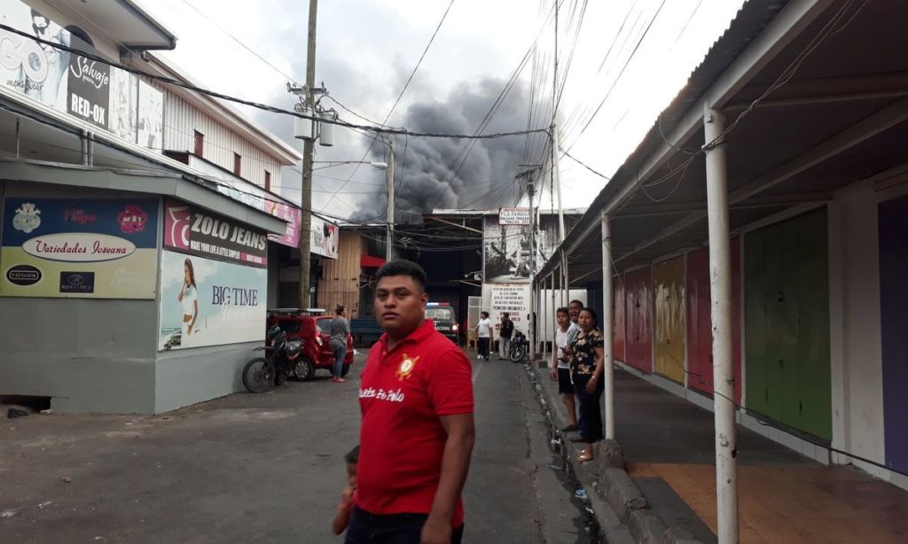 Un nuevo incendio afectó el Mercado Oriental la tarde del domingo 29 de abril. LA PRENSA/ WILIH NARVAEZ
