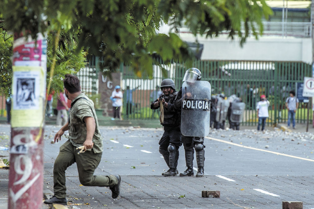 Aunque la vicepresidenta designada Rosario Murillo calificó de “grupos minúsculos” a quienes protestaron, se ordenó a la Policía reprimirlos. LA PRENSA/C. VALLE