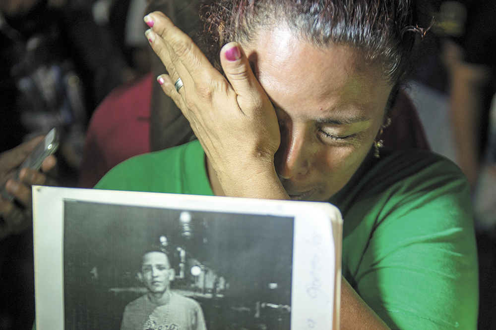 Una madre llora a su hijo, muerto durante las protestas de abril, en una marcha en conmemoración a las víctimas. LA PRENSA/C. VALLE
