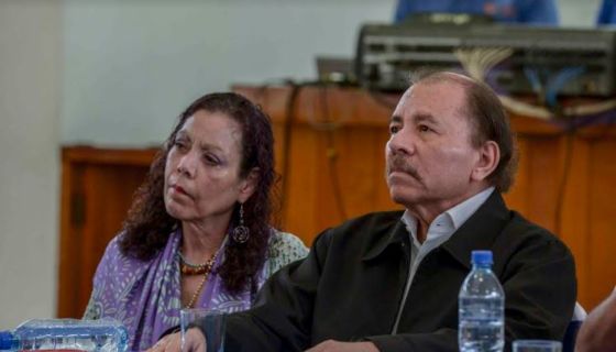 Luego que terminó la primera sesión del diálogo nacional, Daniel Ortega y Rosario Murillo no brindaron declaraciones ni siquiera a medios oficialistas. Se quedaron callados. LA PRENSA/CARLOS VALLE