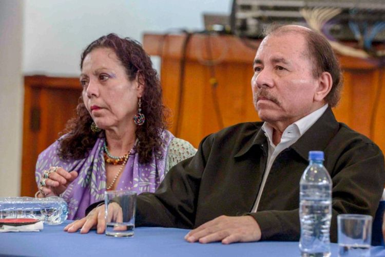 Daniel Ortega y Rosario Murillo en el inicio del diálogo nacional en el seminario de Fátima en Managua. LA PRENSA/ CARLOS VALLE. Dipilto