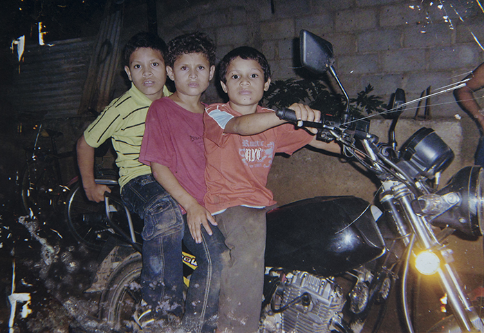 Jesner Josúe Rivas junto sus hermanos. LA PRENSA/ CORTESÍA