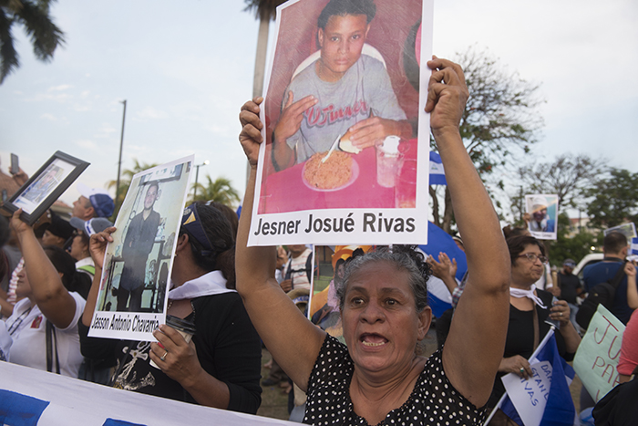 Maritza Ruedas, de 60 años, exige que se investigue la muerte de su hijo Jesner Rivas, de 16 años. LA PRENSA/ JADER FLORES