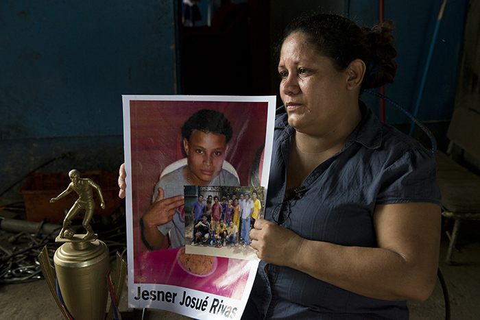 Jessica Rivas madre de Jesner Josué Rivas , adolescente de 16 años, asesinado el pasado 22 de Abril en Pali del Barrio La Fuente .LA PRENSA/ URIEL MOLINA