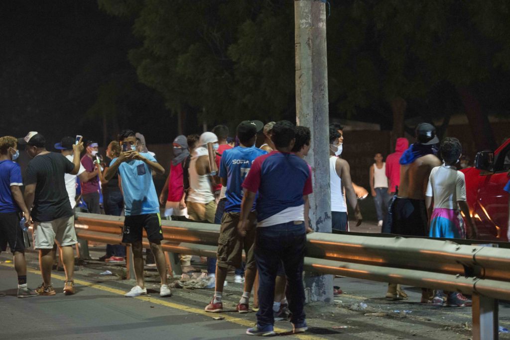 La tensión subió tras el ataque contra la UNA. Los estudiantes reactivaron un puesto médico y estuvieron alertas. LA PRENSA / Uriel Molina.