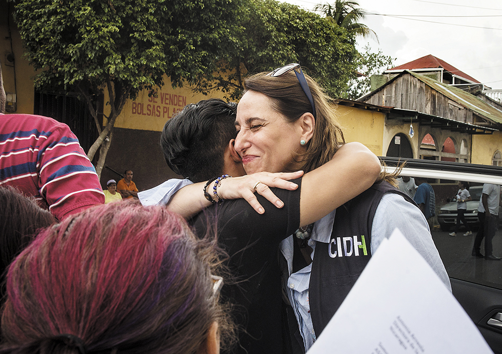 Expresiones de cariño, como este abrazo, recibieron las delegaciones de la CIDH en su visita ayer a Masaya, donde conocieron el terror vivido durante el último mes. LA PRENSA/ W. LÓPEZ