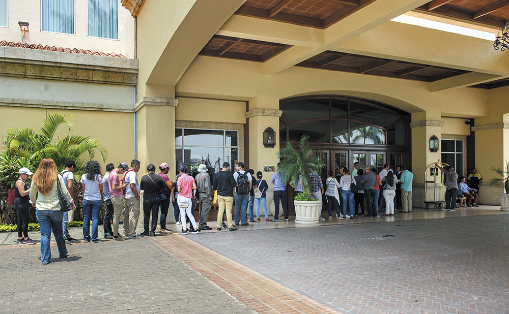 Los afectados por la represión a las protestas ciudadanas hacen largas filas en el hotel Inter de Metrocentro para interponer sus denuncias ante la delegación de la CIDH. LA PRENSA/ U. MOLINA
