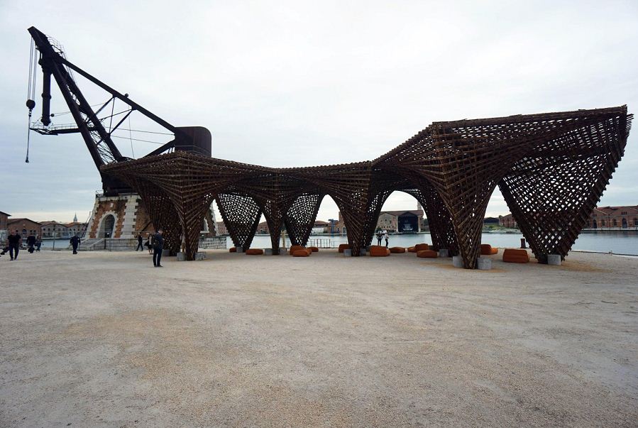 Vista general de la obra "Bamboo Stalactiite", del arquitecto vietnamita Vo Trong Nghia, durante la XVI Bienal de Arquitectura de Venecia, en Italia. LA PRENSA/ EFE/ Andrea Merola