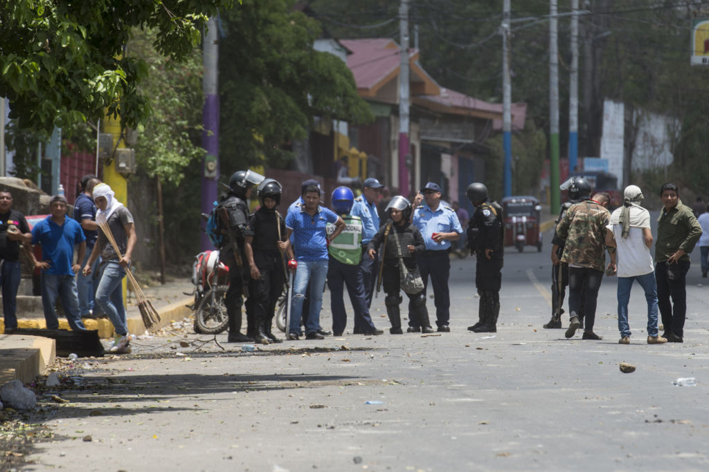 Policías y turbas sandinistas o fuerzas parapoliciales hicieron equipo para reprimir brutalmente al pueblo y a los estudiantes entre el 18 y el 22 de abril. LA PRENSA / Jader Flores