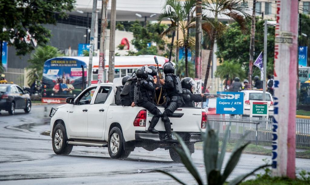 Agentes antimotines de la Policía Nacional de Nicaragua atacando a civiles en el sector de Metrocentro, a bordo de camionetas sin rotular. LA PRENSA/ CARLOS VALLE