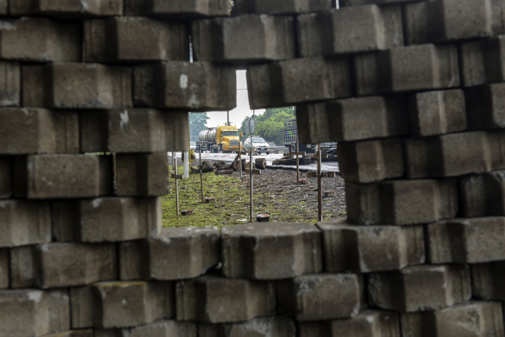 Los estudiantes de la UNA también pusieron barricadas de adoquines. En esta pared de resistencia, rinden homenaje al periodista asesinado Ángel Gahona. LA PRENSA / Wilmer López.
