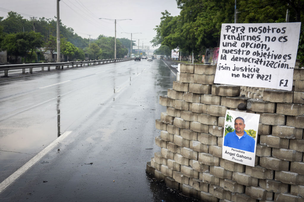 Los estudiantes de la UNA también pusieron barricadas de adoquines. En esta pared de resistencia, rinden homenaje al periodista asesinado Ángel Gahona. LA PRENSA / Wilmer López.