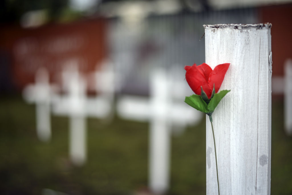 A las afueras de la UNA, los estudiantes que tienen tomada esa universidad han puestos cruces en honor a los fallecidos por la masacre orteguista. LA PRENSA / Wilmer López.