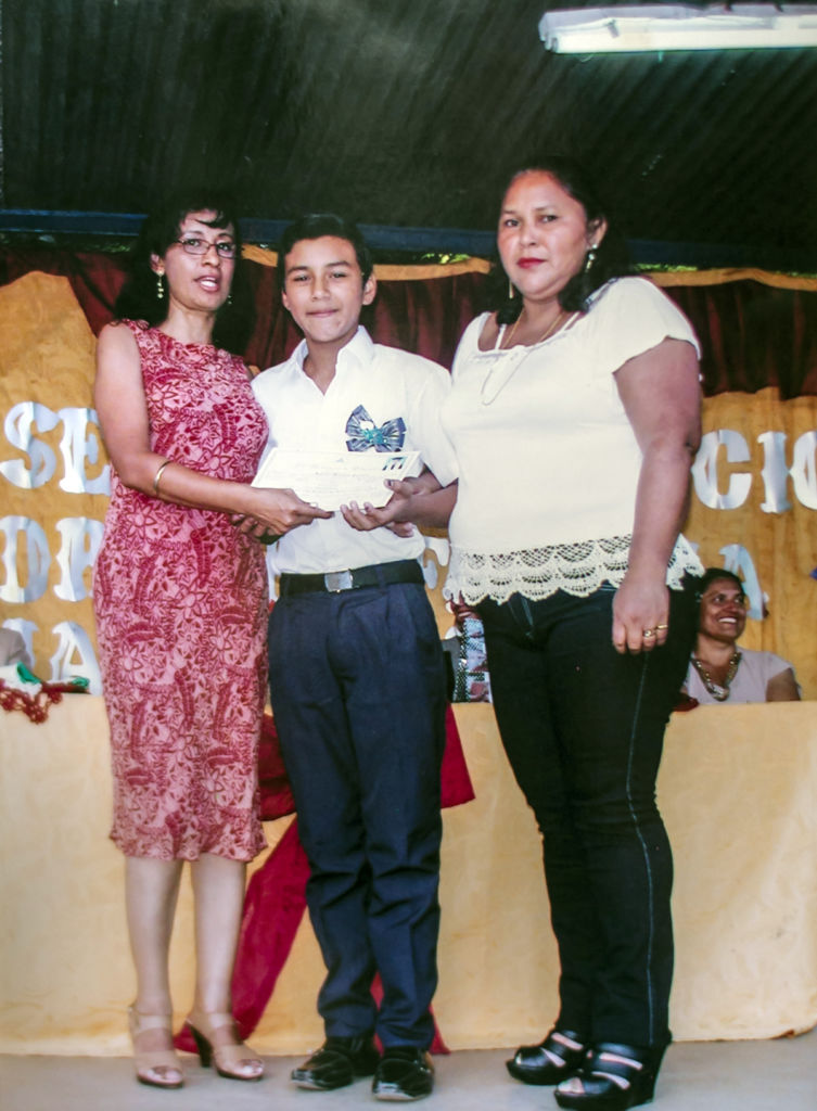 Junior Gaitán y su mamá junto con su profesora Rosita Flores. LA PRENSA / Cortesía.