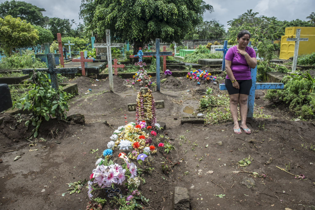 Junior Gaitán está enterrado junto a su tío y su abuelo, en Masaya. En la foto, su hermana Gisselle llora su muerte. LA PRENSA / Óscar Navarrete