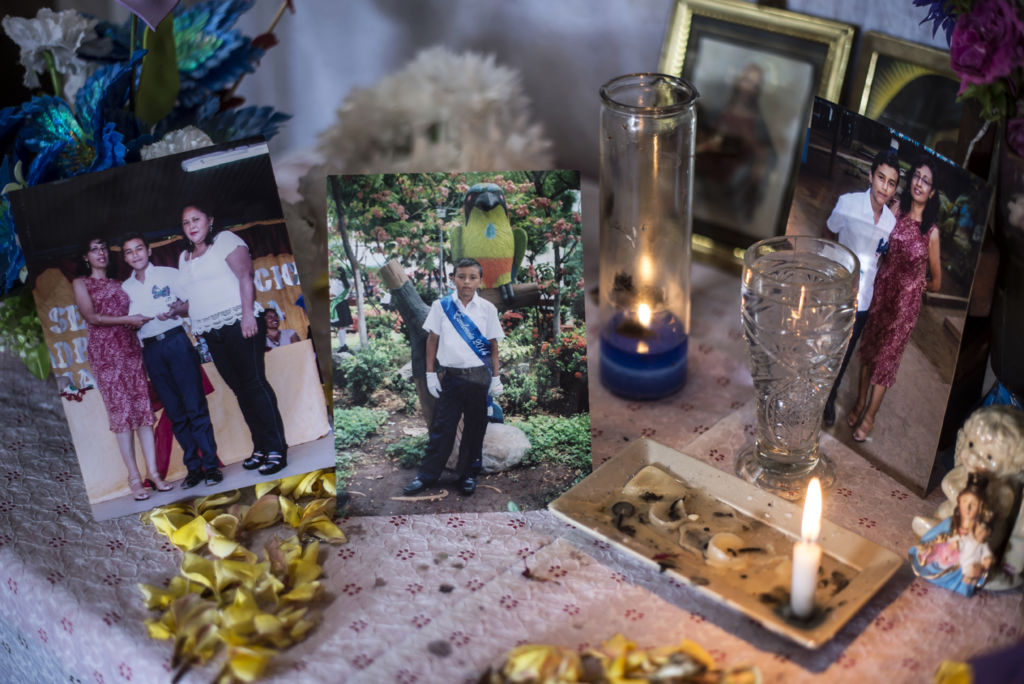 Doña Aura Lila López dispuso un altar de su niño asesinado en la salita de su casa. Todos los días al mediodía su familia y vecinos rezan por Junior Gaitán. LA PRENSA / Óscar Navarrete